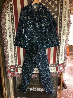 U. S. Navy Lieutenant Digital Pattern Camouflage Uniform Complete 2-pc Set! SMALL