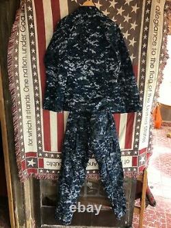 U. S. Navy Lieutenant Digital Pattern Camouflage Uniform Complete 2-pc Set! SMALL