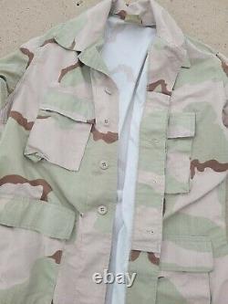 Ensemble D'uniforme De Camouflage Du Désert. Veste Et Pantalons. Moyenne Régulière. Gwot