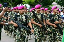 Ensemble d'uniformes de camouflage très rare du Corps des Marines indonésiens.