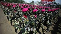 Ensemble d'uniformes de camouflage très rare du Corps des Marines indonésiens.