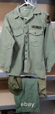 Ensemble de fatigues vertes de l'armée américaine de l'époque vintage, pantalon, chemise, chaussettes et chapeau des années 1970 de l'ère du Vietnam.