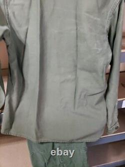 Ensemble de fatigues vertes de l'armée américaine de l'époque vintage, pantalon, chemise, chaussettes et chapeau des années 1970 de l'ère du Vietnam.