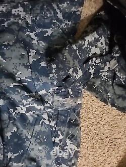 Ensemble de l'uniforme US NAVY NWU TYPE 1 BLUE DIGITAL CAMOUFLAGE BLUEBERRY avec tenue pour mauvais temps.