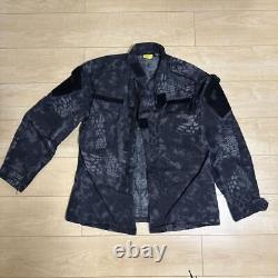 Ensemble de uniforme de combat en camouflage sombre pour jeu de survie