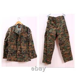 Ensemble de vêtements de camouflage Marpat vert numérique avec haut, bas et casquette.