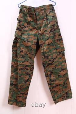 Ensemble de vêtements de camouflage Marpat vert numérique avec haut, bas et casquette.