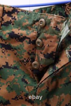Ensemble de vêtements de camouflage Marpat vert numérique avec haut, bas et casquette.