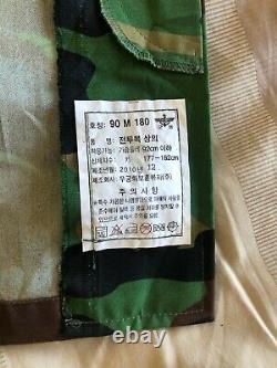 L’uniforme De Combat De Camouflage Excédentaire De L’armée Sud-coréenne Placé Haut/bas