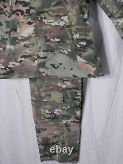 Lot (40 pièces) de vêtements tactiques/camouflage neufs de toutes tailles.
