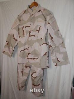 Lot (40 pièces) de vêtements tactiques/camouflage neufs de toutes tailles.