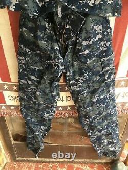 U. S. Navy Lieutenant Digital Pattern Camouflage Uniform Complete 2-pc Set! Petit