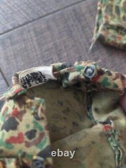 Uniforme de camouflage rare de 1964 de G.I. Joe Marine avec poches avant cousues
